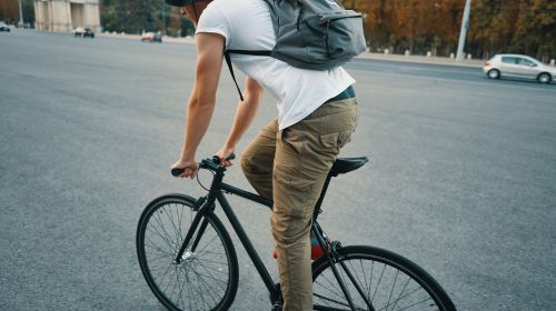 fietsende man met rugzak